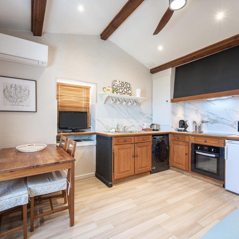 Le Mas d'Angeline-Vue mer panoramique, jardin partagé, parking, voiture indispensable, route étroite et pentue, à 10 min de Monaco - One-Bedroom Apartment with bathtub - with sea view - 5