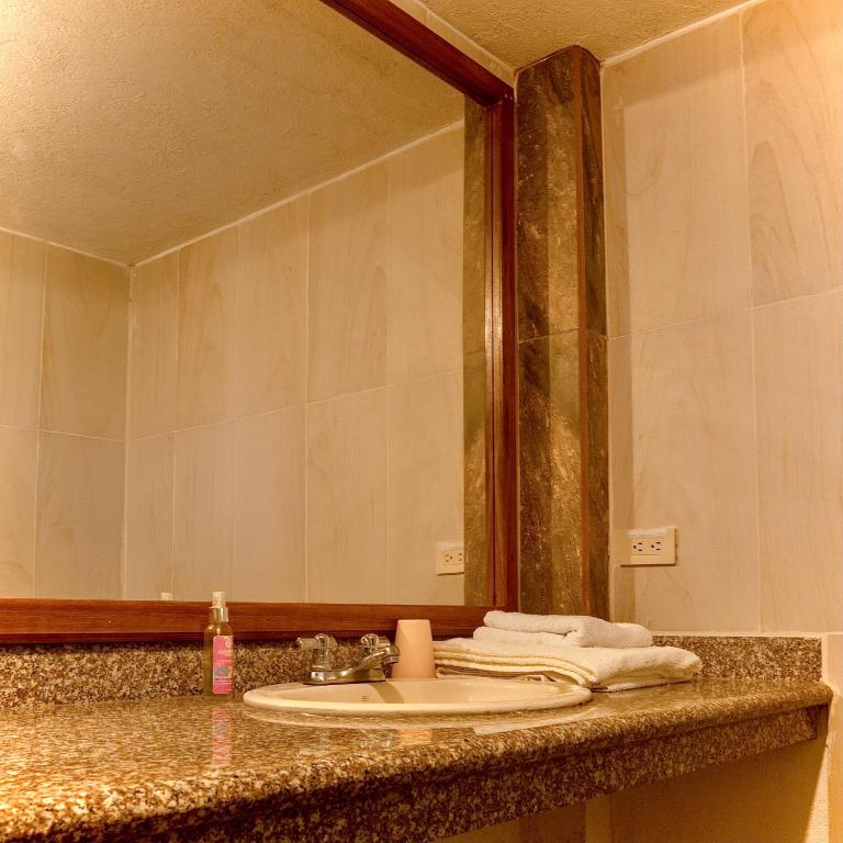 Puerto Quito Lodge - Habitación Cuádruple con baño privado - 9