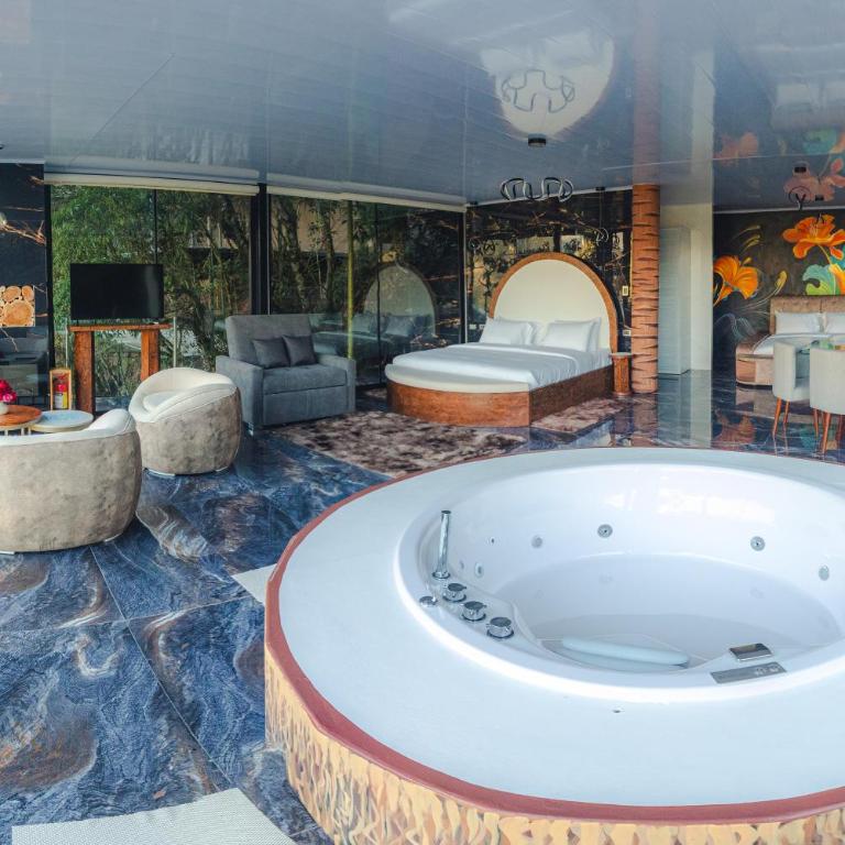 Pachamama Ecolodge Baños de Agua Santa - Deluxe Suite with Spa Bath - 1