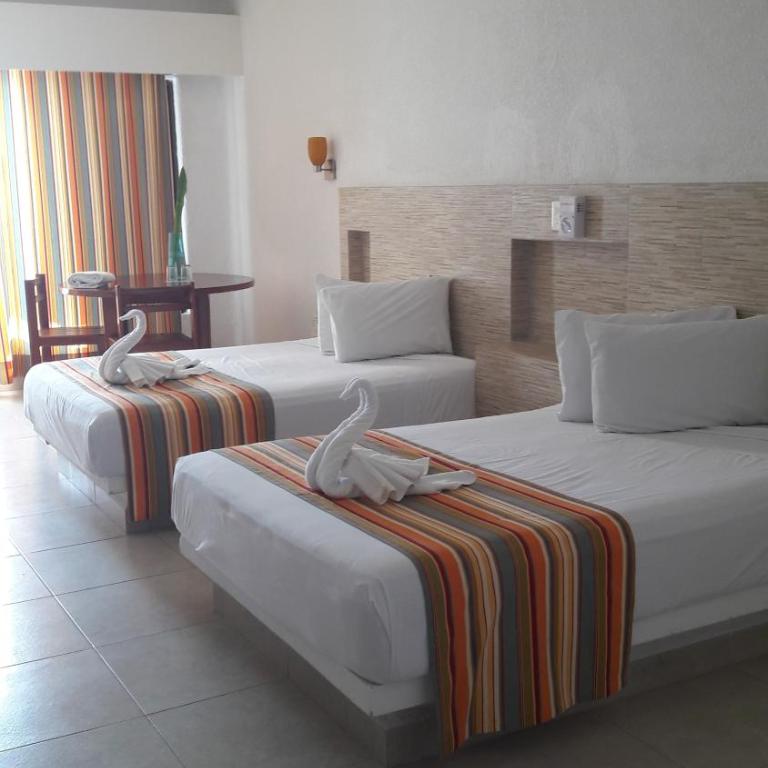 Pelicano Inn Playa del Carmen - Beachfront Hotel - Deluxe Double Room with Two Double Beds - Oceanfront - 5