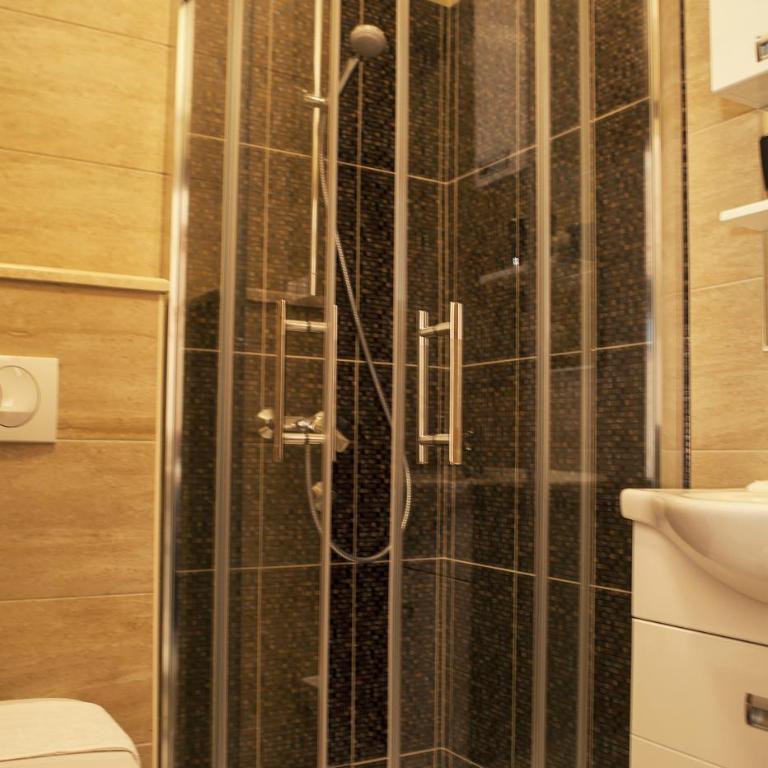 Hotel Velkom - Četvorokrevetna Soba sa Terasom i Pogledom na More - 11