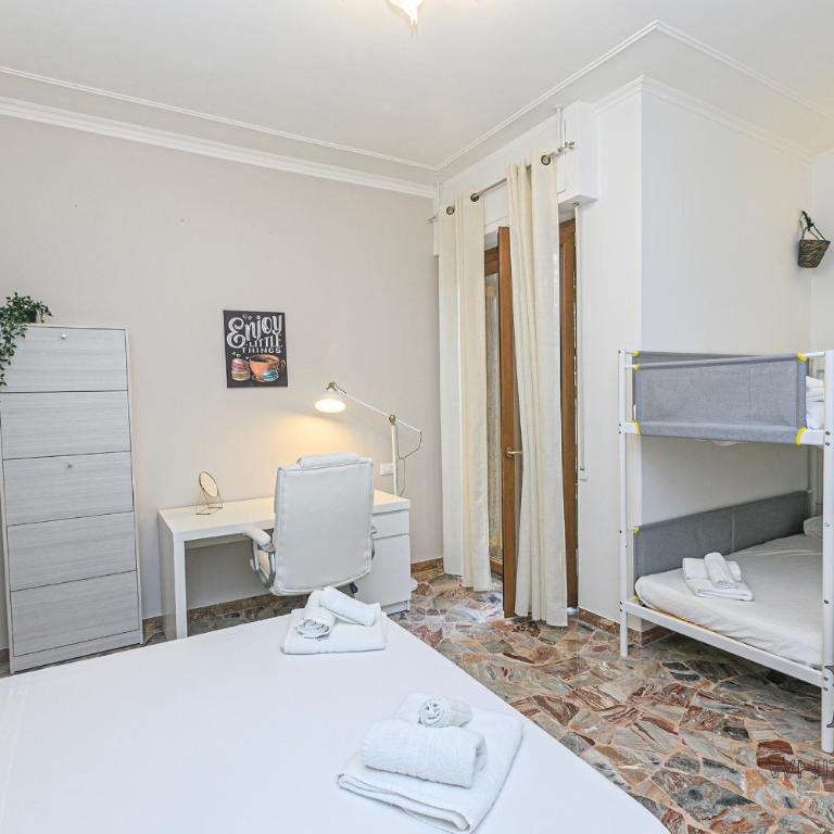 Magnolia house 3 bedrooms and 3 private Parking By ML WHITE HOUSE - Three-Bedroom Apartment - 5