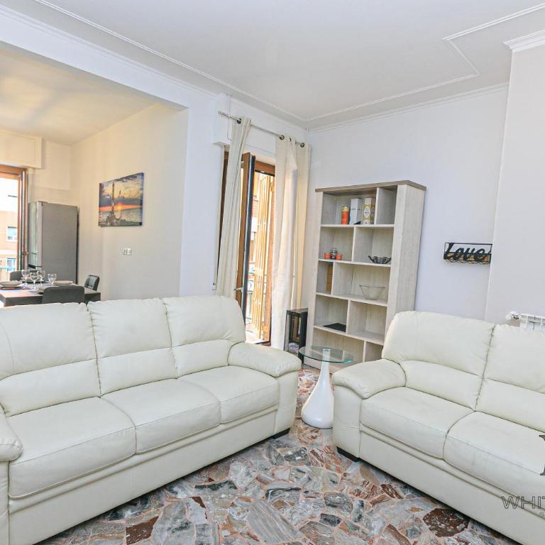 Magnolia house 3 bedrooms and 3 private Parking By ML WHITE HOUSE - Three-Bedroom Apartment - 3