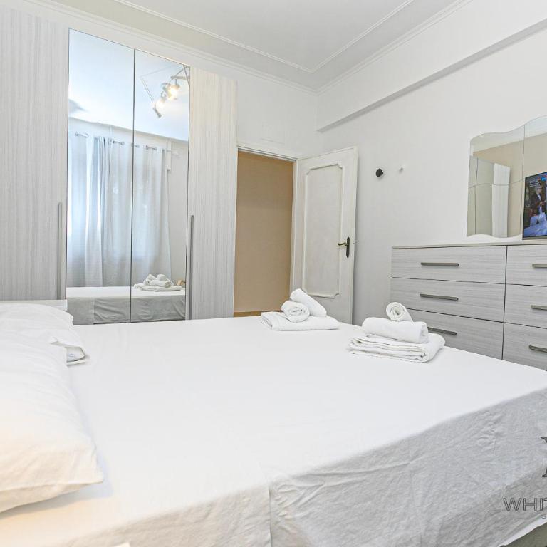 Magnolia house 3 bedrooms and 3 private Parking By ML WHITE HOUSE - Three-Bedroom Apartment - 15