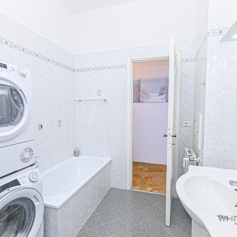Magnolia house 3 bedrooms and 3 private Parking By ML WHITE HOUSE - Three-Bedroom Apartment - 16