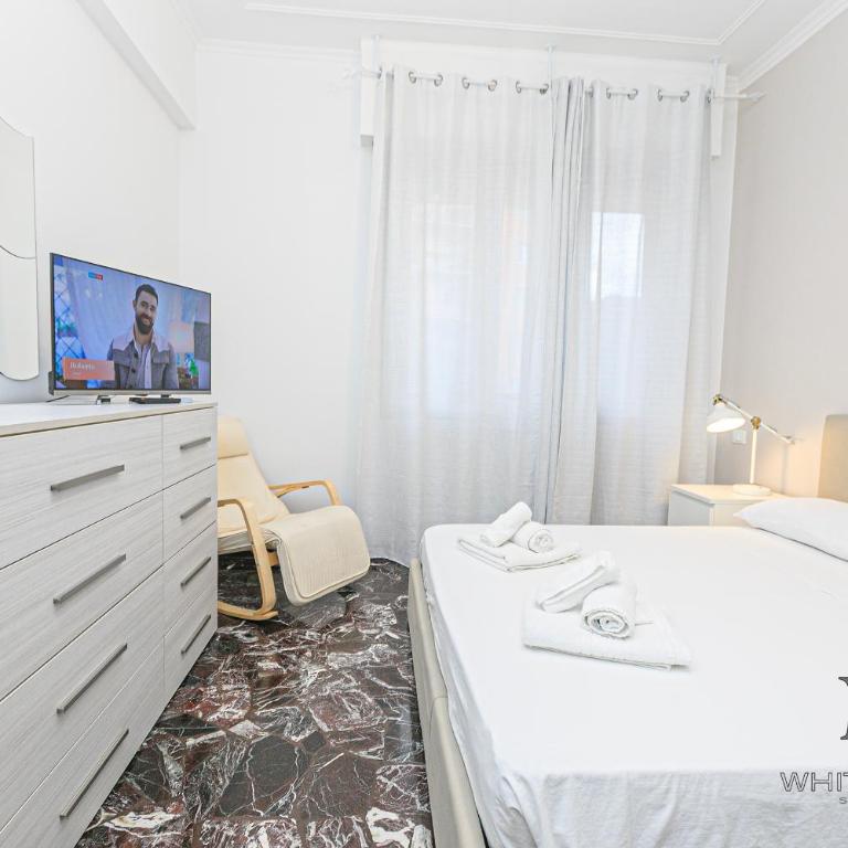 Magnolia house 3 bedrooms and 3 private Parking By ML WHITE HOUSE - Three-Bedroom Apartment - 6