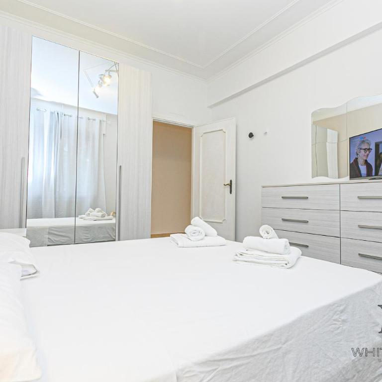Magnolia house 3 bedrooms and 3 private Parking By ML WHITE HOUSE - Three-Bedroom Apartment - 13