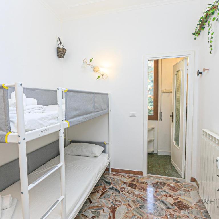 Magnolia house 3 bedrooms and 3 private Parking By ML WHITE HOUSE - Three-Bedroom Apartment - 26