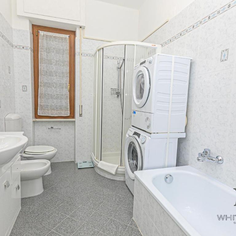 Magnolia house 3 bedrooms and 3 private Parking By ML WHITE HOUSE - Three-Bedroom Apartment - 30
