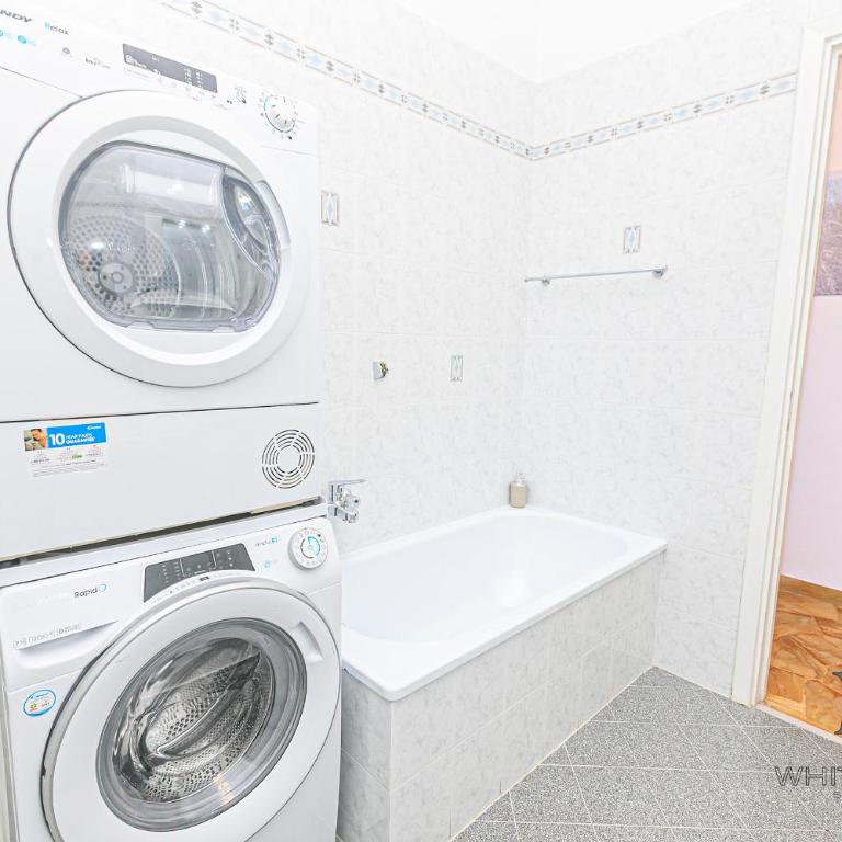 Magnolia house 3 bedrooms and 3 private Parking By ML WHITE HOUSE - Three-Bedroom Apartment - 32