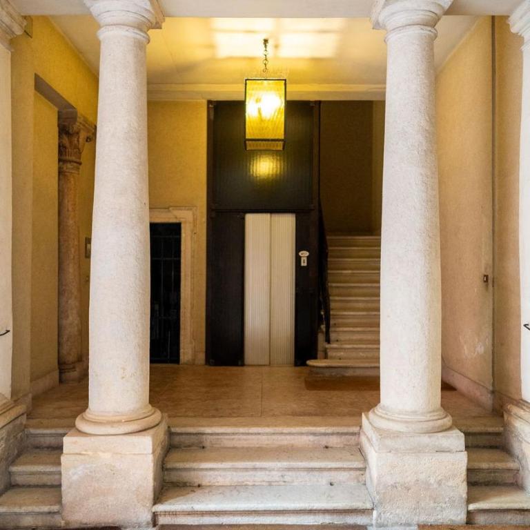 SWEETHOME DOMUS 250mq nel centro di Verona con vista sul Teatro Romano - Appartamento Loft con 2 Camere da Letto - 50