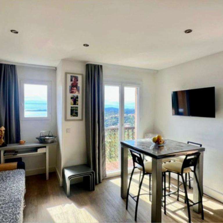 Appart Les Issambres Var vue mer 4 à 6 pers proche Ste Maxime et St Raphael - Appartement 1 Chambre avec Vue sur la Mer et Terrasse - 2