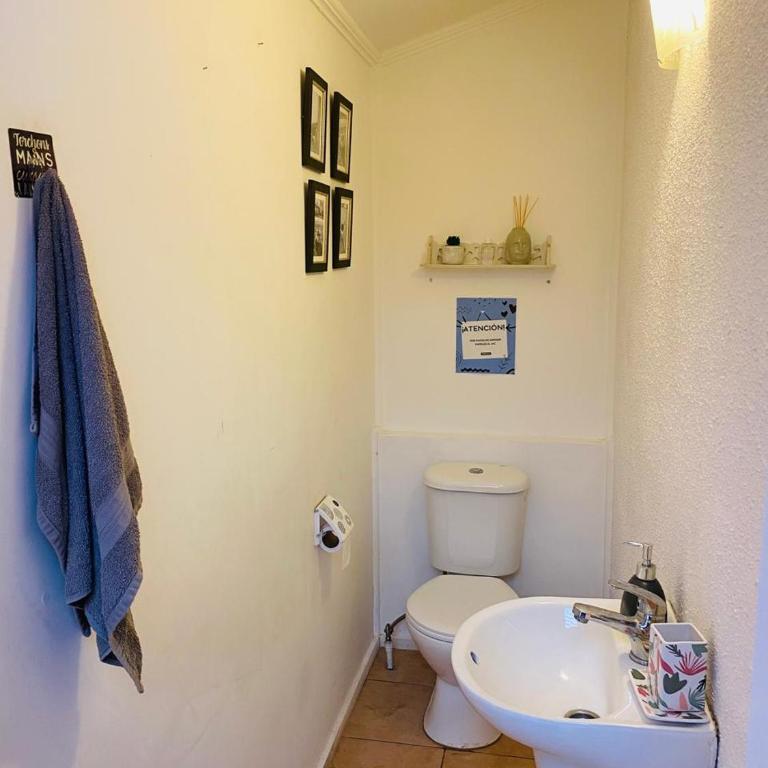Casa familiar cerca del aeropuerto y centros comerciales - Three-Bedroom House - 17