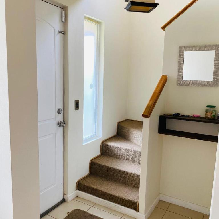 Casa familiar cerca del aeropuerto y centros comerciales - Three-Bedroom House - 20