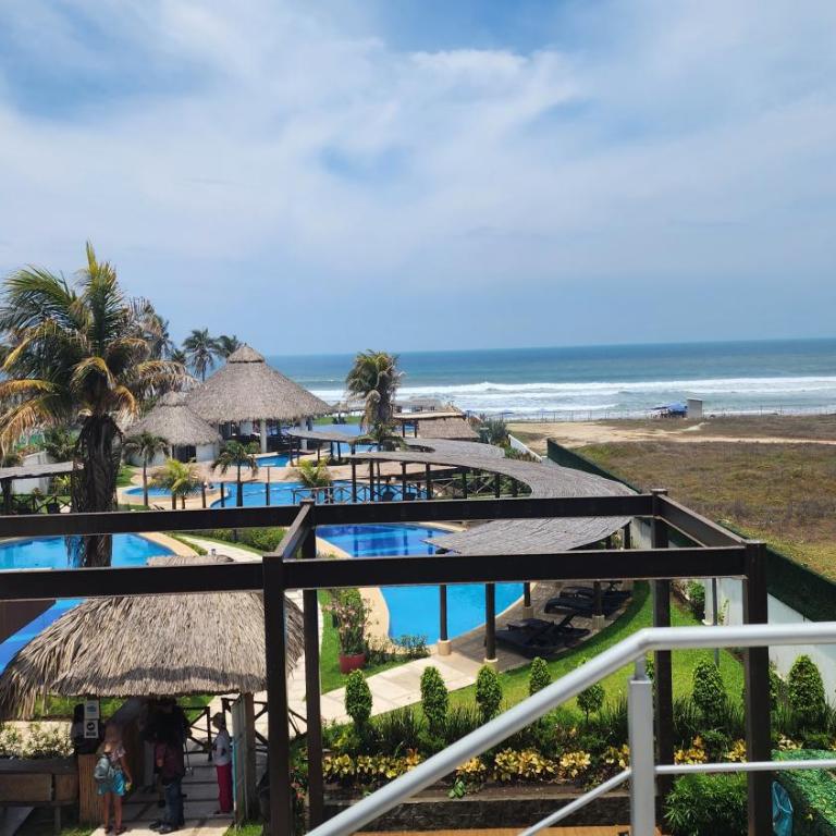 Condominio en Acapulco con acceso a club de playa - Apartamento de 3 dormitorios - Planta Alta - 35