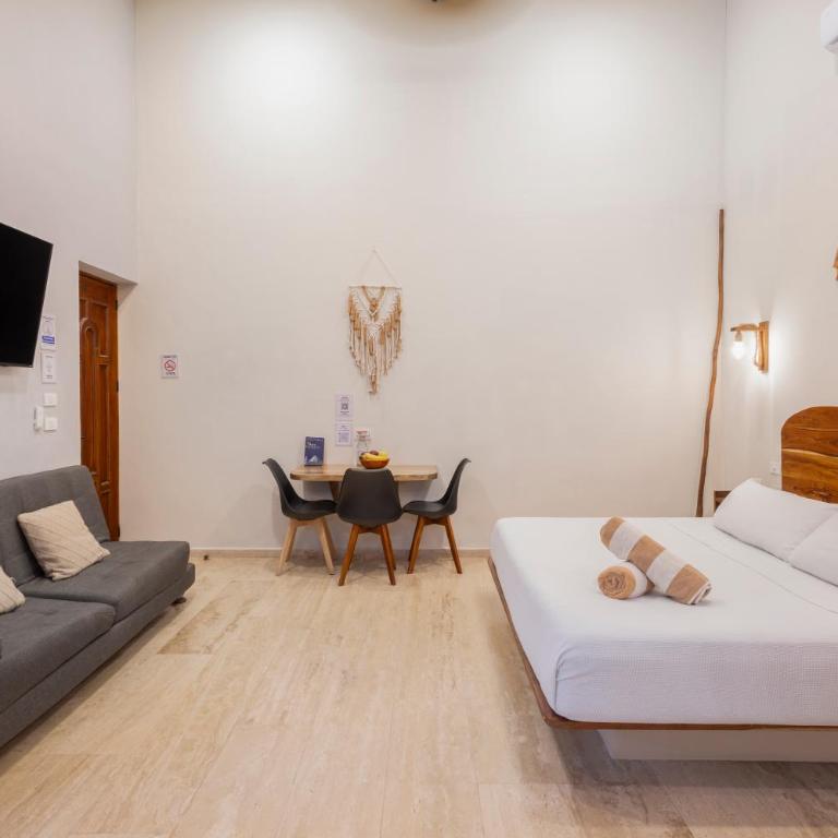 Casa Wayra Tulum - Boutique Condos - Estudio con cama extragrande y sofá cama - 7