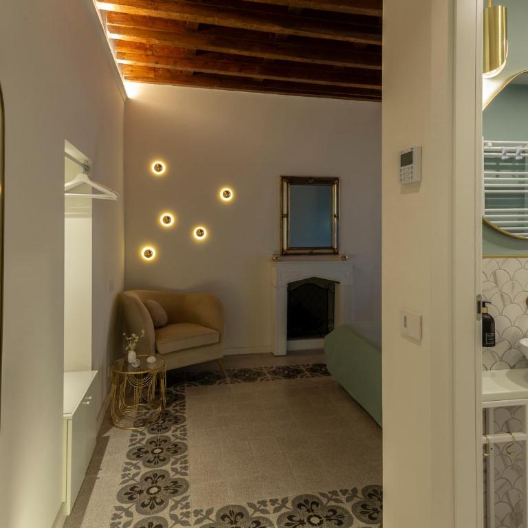 YOUnique Boutique Rooms - Deluxe Double Room with Balcony - 10