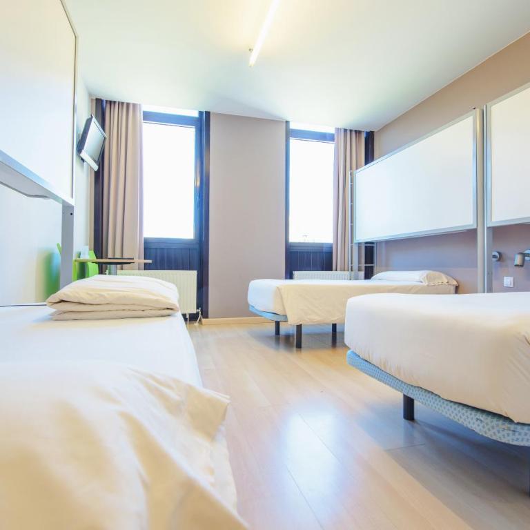 Campus Cerdanya - Quadruple Room (3 Adults + 1 Child) - 7