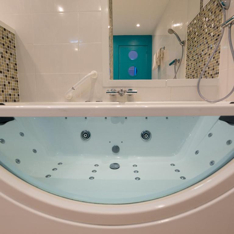 Cit'Hotel Le Regina Bordeaux Gare Saint-Jean - Chambre Double avec Baignoire Spa et Climatisation - 2