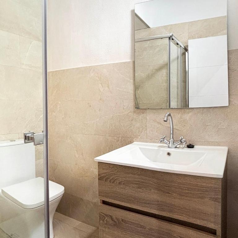 Cervantes Suites OnlyMalaga - Habitación Doble con baño privado - 10