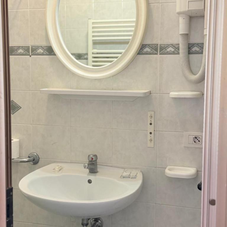 Hotel Bruna - Camera Matrimoniale con Bagno Privato - 3
