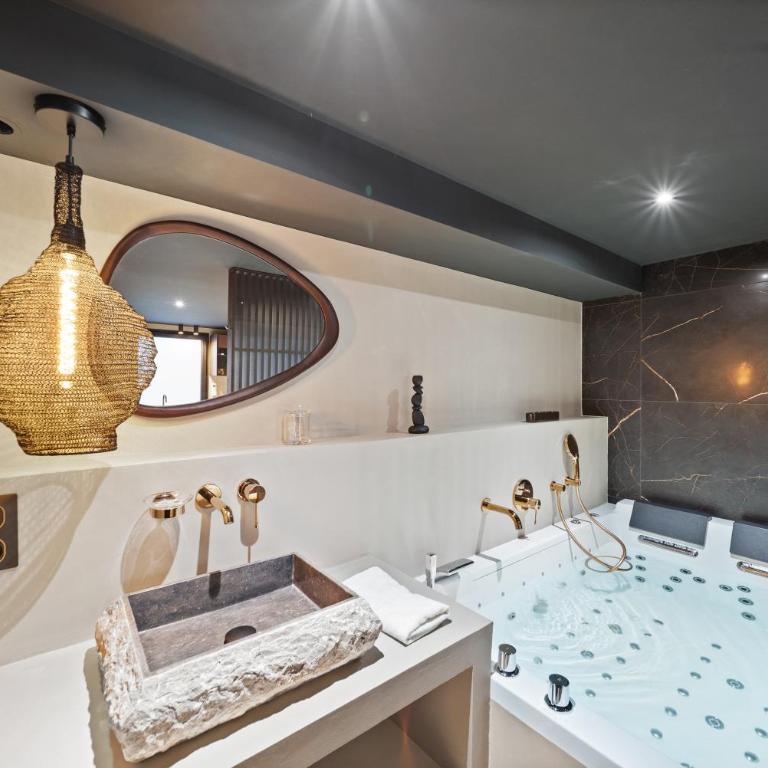 Pavillon 15 Darcy - Appart-suites urbaines & design - Suite Deluxe avec Baignoire Spa - 1