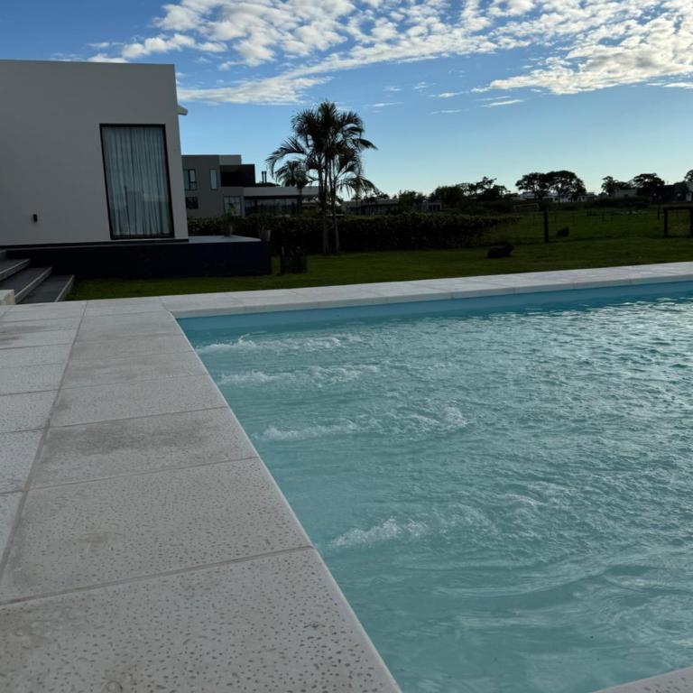 Casa con Piscina sobre Laguna Brava - Tranquilidad y Naturaleza en Barrio Privado - Casa de 2 dormitorios - 4