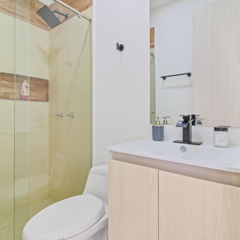 Espectacular Apto frente a la Plaza Pozos Colorados - Two-Bedroom Apartment - 60