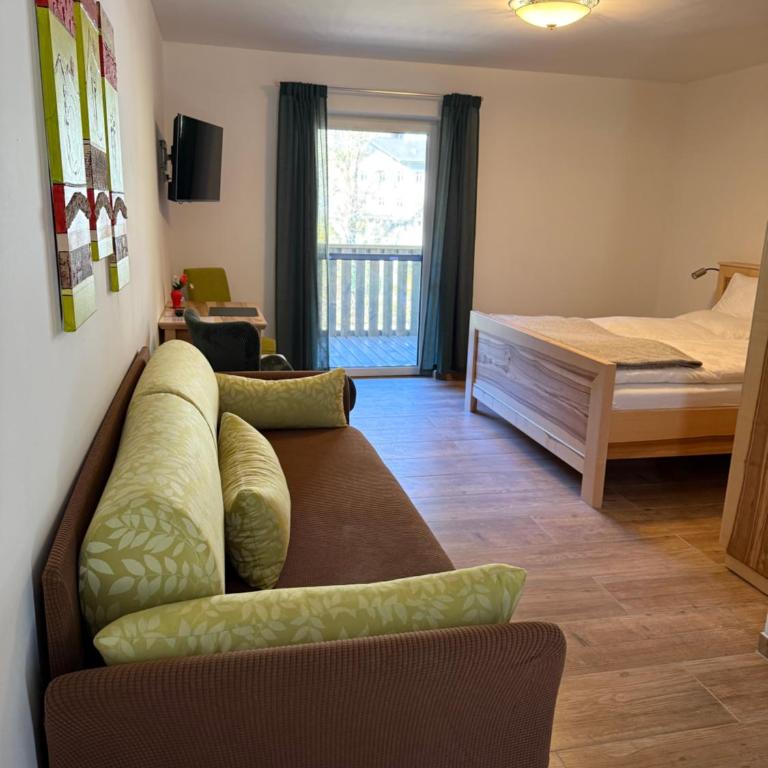 Gesäuse-Zimmer-Motel - Dreibettzimmer mit Balkon - 5