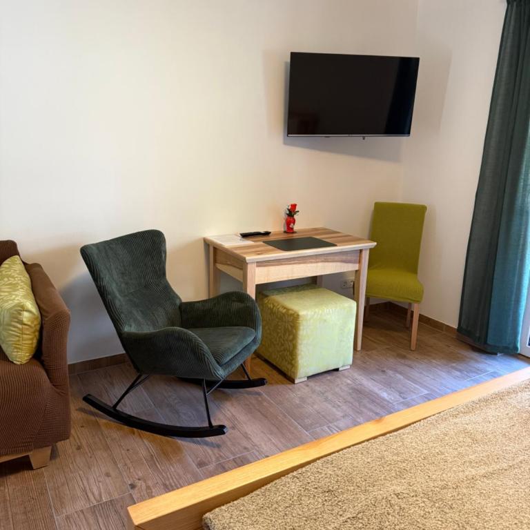 Gesäuse-Zimmer-Motel - Dreibettzimmer mit Balkon - 4