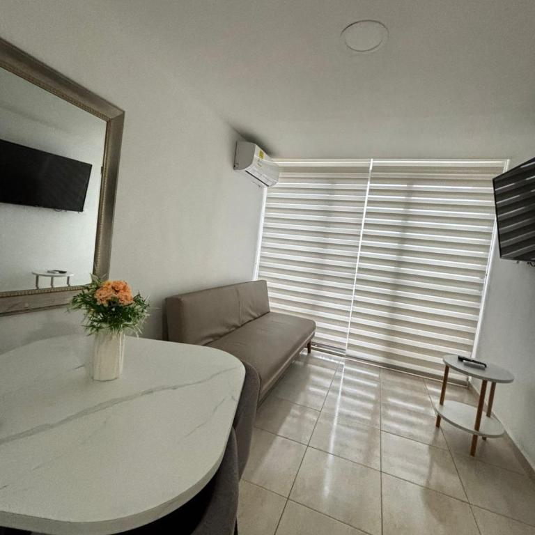 Apartamento amoblado, cómodo y cerca de lo mejor de la ciudad - Three-Bedroom Apartment - 7