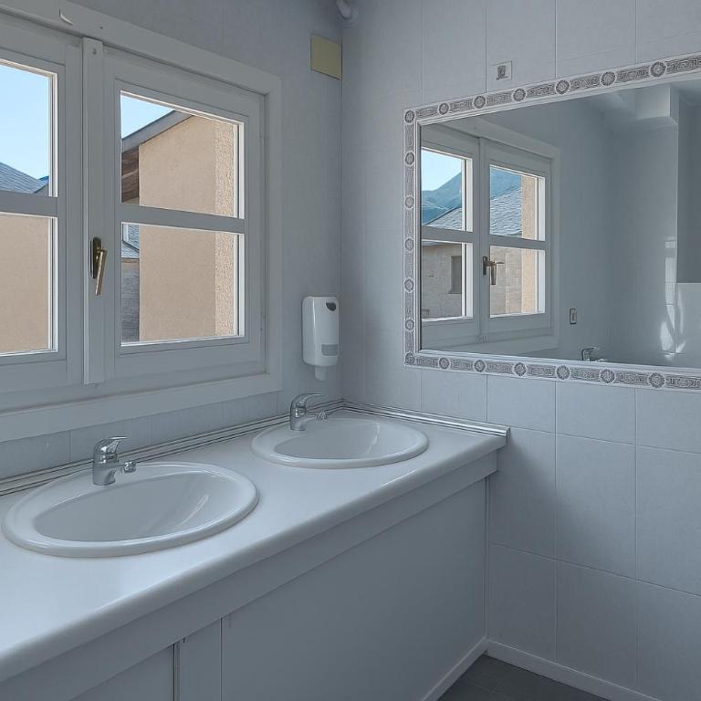 Albergue Tritón - Villanúa - Family Room with Shared Bathroom - 10