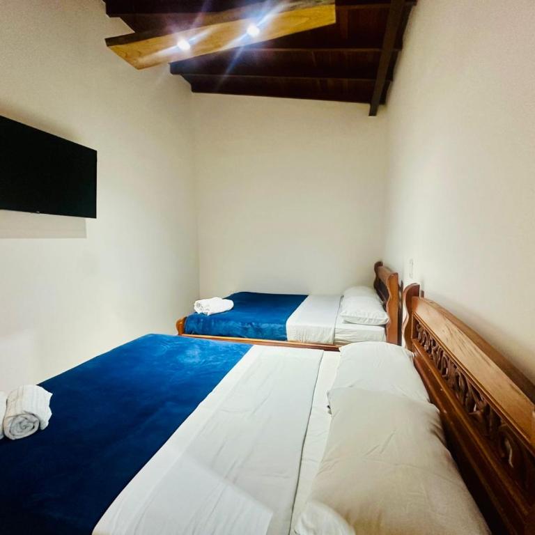Hotel Jardin de Rosas - Quadruple Room with Private Bathroom - 2