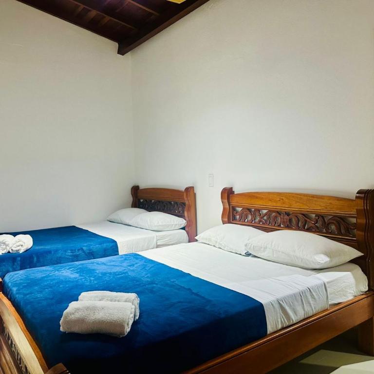 Hotel Jardin de Rosas - Quadruple Room with Private Bathroom - 3