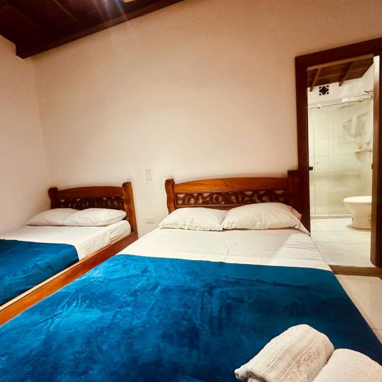 Hotel Jardin de Rosas - Quadruple Room with Private Bathroom - 1
