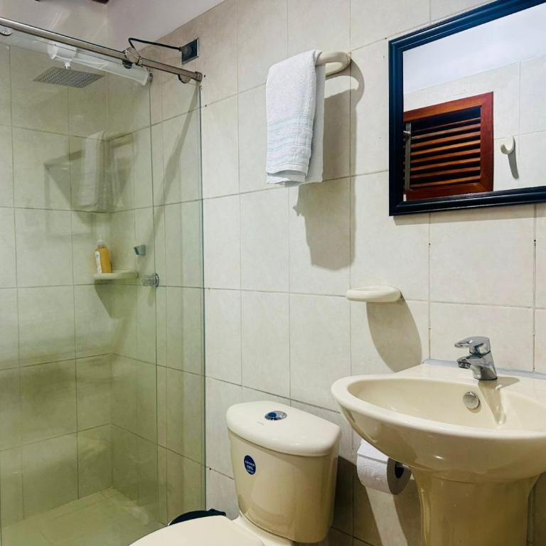 Hotel Jardin de Rosas - Quadruple Room with Private Bathroom - 7