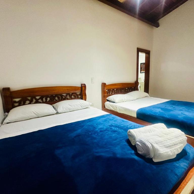 Hotel Jardin de Rosas - Quadruple Room with Private Bathroom - 8