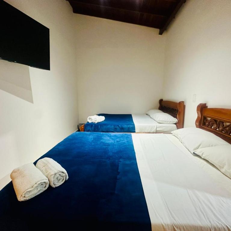 Hotel Jardin de Rosas - Quadruple Room with Private Bathroom - 4