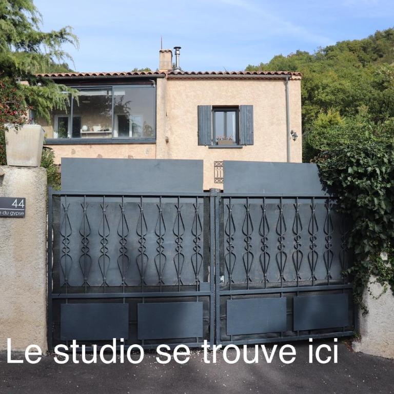 Grand studio en rez de jardin avec terrasse parking motos - Studio avec Terrasse - 27