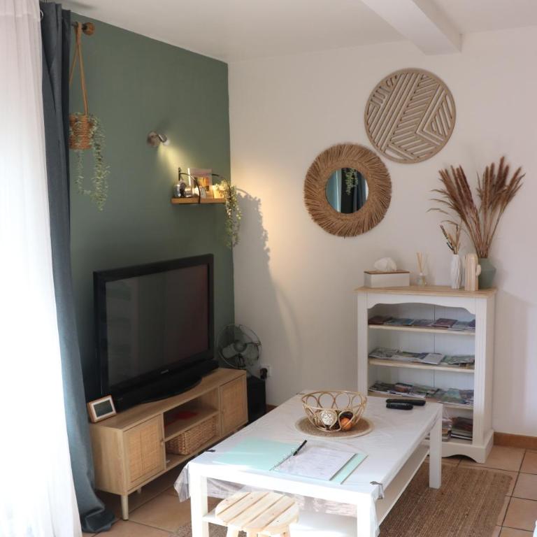 Grand studio en rez de jardin avec terrasse parking motos - Studio avec Terrasse - 2