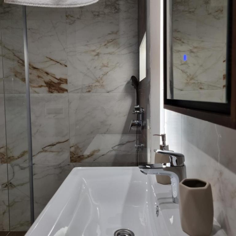 Royal Garden Centar apartmani - One-Bedroom Apartment - 21