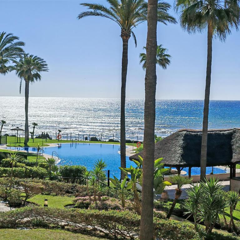 Stylish Beachfront apt with sea view - Apartment - 2