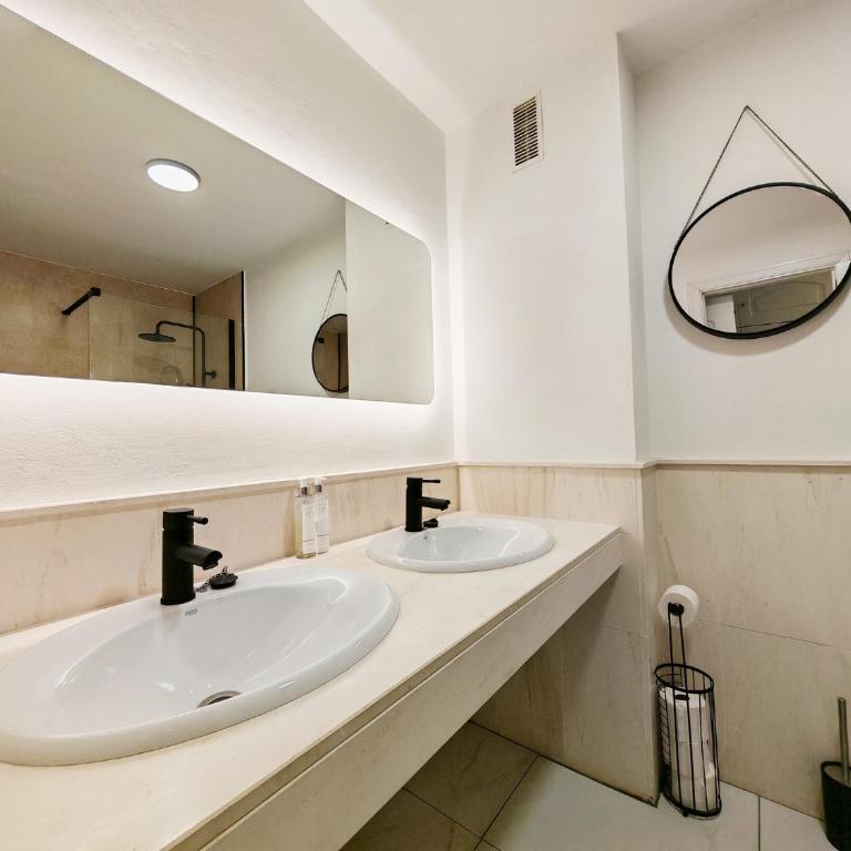 Stylish Beachfront apt with sea view - Apartment - 6