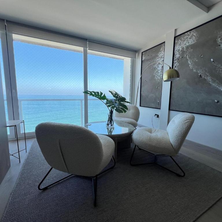 Spectacular oceanfront view for 8 people - Three-Bedroom Apartment - 1