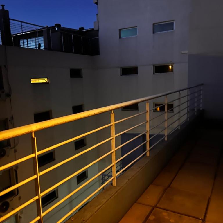 Monoambiente amplio con dos balcones a 1 cuadra de Av Pellegrini - Apartamento - 11