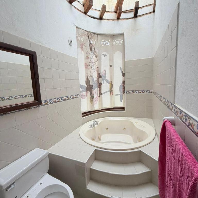 La Casa Colonial - Three-Bedroom House - 40