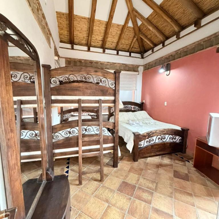 La Casa Colonial - Three-Bedroom House - 33