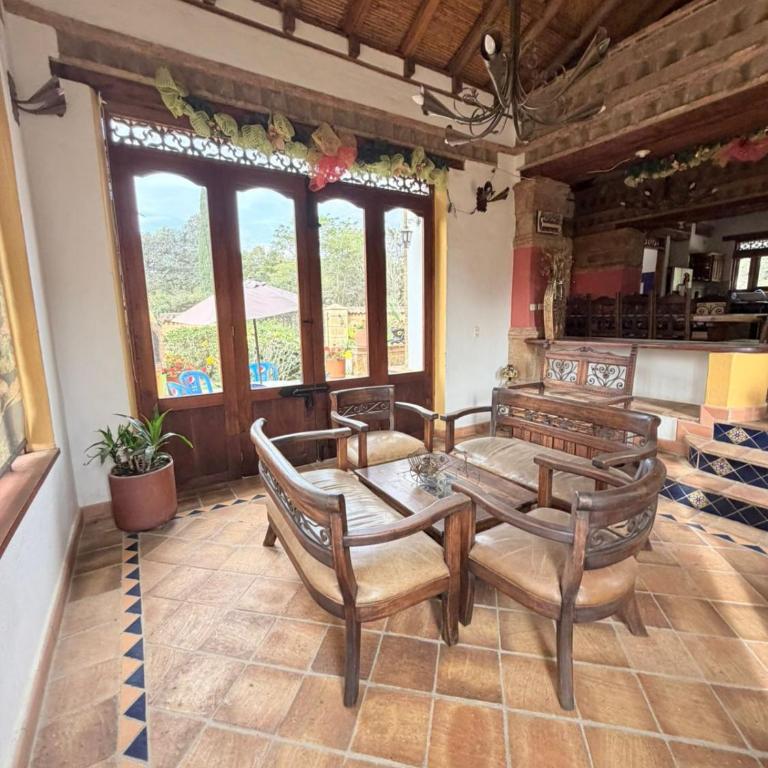La Casa Colonial - Three-Bedroom House - 53
