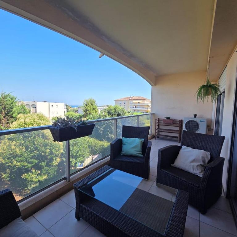 Charming 2 bedroom with sea view, pool and parking - Apartment mit 1 Schlafzimmer - 8