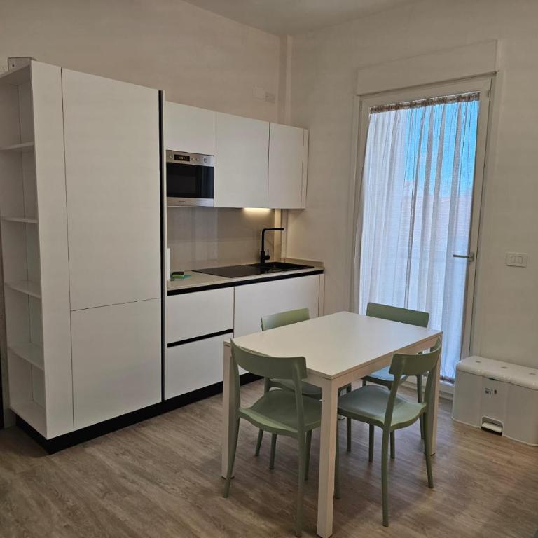 Libra Apartment - near Train Station & Wi-Fi - Appartamento con 2 Camere da Letto e Balcone - 2